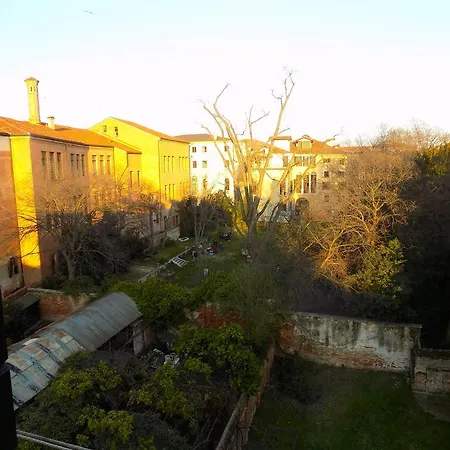 San Trovaso شقة