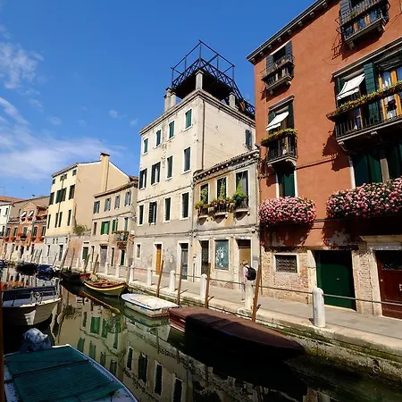 San Trovaso شقة